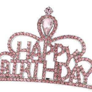 Dettaglio della corona Happy Birthday in cristallo rosa con montatura in metallo argento