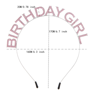 Maße des rosa Birthday Girl Haarreifs mit 17cm Höhe und 16cm Breite auf weißem Hintergrund