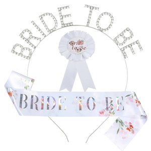 Set 3 pezzi Bride to Be con cerchietto strass, fascia satinata floreale e spilla plissettata