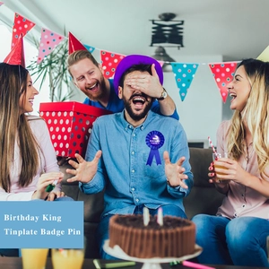 Badge Birthday King bleu avec rubans en satin pour fête d'anniversaire homme