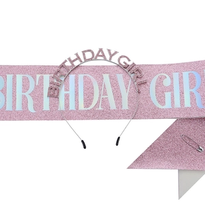 Detailansicht des rosa Glitzer-Birthday Girl-Sets mit Schärpe und passendem Haarreif