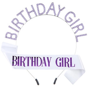 Dettaglio cerchietto Birthday Girl con strass viola e fascia in raso per decorazioni festa