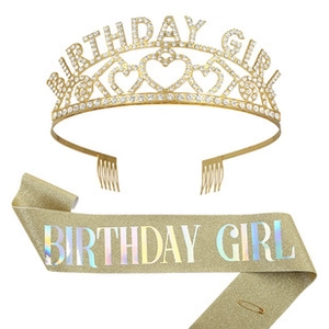 Dettaglio della fascia di compleanno dorata glitterata e della tiara di strass lucida