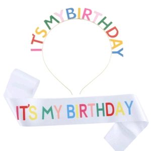 Dettaglio della fascia di compleanno glitterata e del cerchietto dorato con scritte