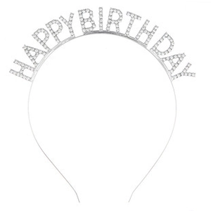 Dettaglio del cerchietto argento Happy Birthday con strass scintillanti e base in metallo
