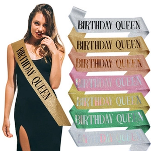 Détail des écharpes Birthday Queen scintillantes en plusieurs couleurs pour fêtes