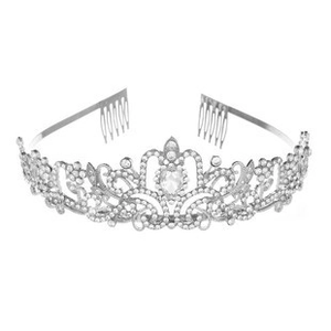 Dettaglio corona argento con gemma a cuore e motivi intricati in strass brillanti