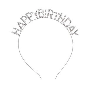 Dettaglio del cerchietto argento Happy Birthday decorato con strass brillanti