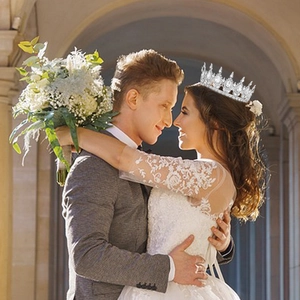 Gros plan d'une couronne de mariée en argent avec strass scintillants portée par une mariée
