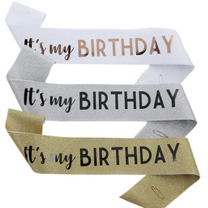 Tre fasce di compleanno glitterate in oro, argento e bianco con scritta e spilla di sicurezza