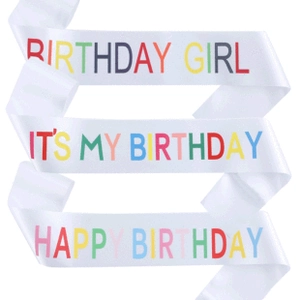 Dettaglio della fascia di compleanno in tessuto glitter bianco con scritte colorate seta