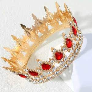 Vue détaillée de la couronne baroque dorée avec gemmes rouges et cristaux blancs