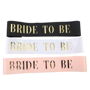 Vista dettagliata di fasce Bride To Be nere bianche e rosa con scritte in oro