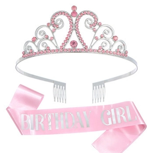 Détail du kit d'anniversaire avec écharpe en satin rose et couronne argentée brillante