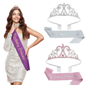 Détail de tiares en cristal étincelant et écharpes pailletées avec texte Birthday Princess