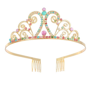 Détail de cristaux colorés et design en alliage doré sur la couronne de mariée
