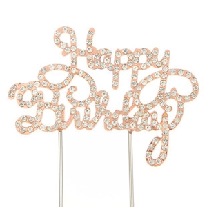 Vista macro del cake topper Happy Birthday in oro rosa con strass di cristallo lucidi