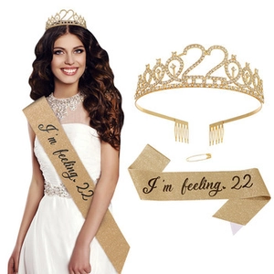 Ensemble luxueux pour 22e anniversaire avec écharpe dorée et couronne de strass