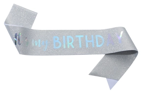 Dettaglio della fascia glitter argento con scritta olografica It's my BIRTHDAY per feste