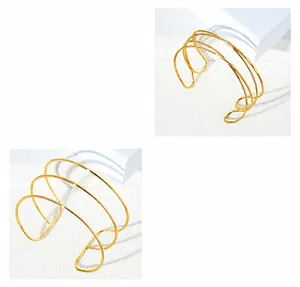 Nahaufnahme des minimalistischen goldenen Armreifs mit verstellbarem Mehrlinien-Design