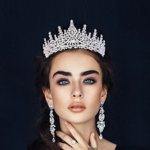 Gros plan de la tiare de mariée argentée de luxe avec boucles d'oreilles en cristal