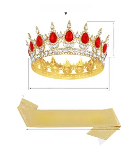 Dettaglio corona dorata con gemme rosse e fascia glitterata per compleanno Birthday Queen