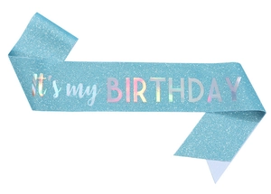 Dettaglio di una fascia blu glitterata per compleanno con scritta argentata lucida