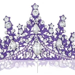 Gros plan d'une couronne de mariée violette avec cristaux et motifs de vigne