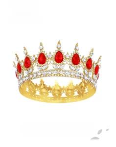 Dettaglio corona dorata di lusso con pietre preziose rosse a pera e strass bianchi