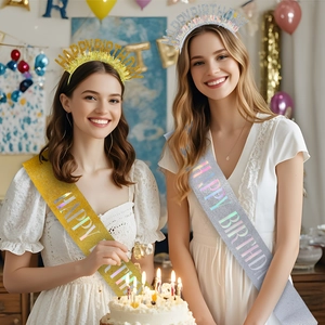 Détail du kit d'anniversaire avec écharpes scintillantes et serre-tête sur des modèles