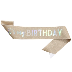 Dettaglio macro della fascia glitter oro rosa con scritta olografica It's my BIRTHDAY