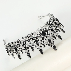 Détail de couronne de mariée luxueuse avec cristaux noirs et motifs en alliage d'argent