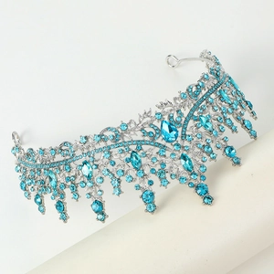 Détail macro de la couronne de mariée avec strass bleu clair et gemmes en forme de goutte