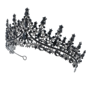 Vue latérale macro de la couronne de mariée noire gothique ornée de strass et motifs floraux