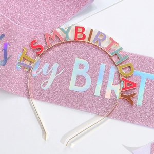 Dettaglio del cerchietto dorato con lettere colorate e fascia di compleanno rosa glitterata