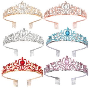 Détail de diverses couronnes de mariée en strass avec peignes métalliques sur fond blanc