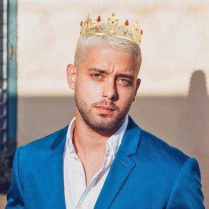 Golden baroque crown with red rubies for men, perfect for royal parties and cosplay