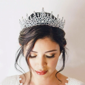 Diadème de mariée de luxe avec cristaux étincelants et base argentée pour mariage