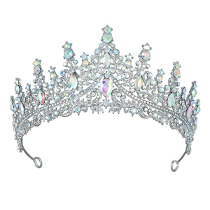 Couronne de mariée argentée élégante avec strass irisés pour mariages et occasions