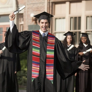 Estola de graduación mexicana con rayas de colores sobre toga académica negra