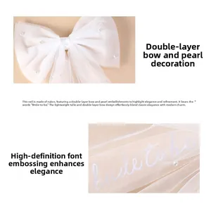 Détail du voile de mariée blanc avec nœud en perles et lettrage Bride To Be élégant