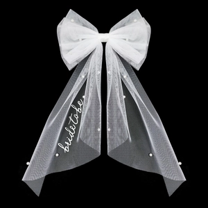 Barrette de mariée élégante en tulle blanc avec perles et texte Bride to Be sur fond noir