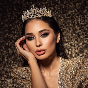 Couronne dorée luxueuse avec cristaux et design de feuilles pour mariage et soirée