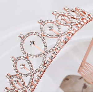 Eleganter roségoldener Brautkronen-Haarreif mit schimmernden weißen Strasssteinen