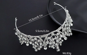 Détails de la taille du diadème de mariée en cristal argenté: 15,5 cm de diamètre et 5,5 cm