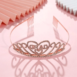 Vue détaillée du diadème GRAD en or rose serti de cristaux avec motifs de cœur