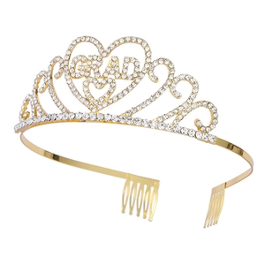 Détail de la couronne dorée de graduation avec lettres GRAD et motif cœur en cristal
