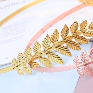 Vue détaillée de la couronne de feuilles baroques dorées avec finition métallique polie
