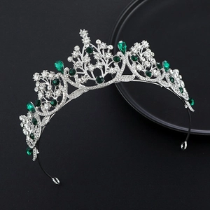 Couronne argentée avec cristaux vert foncé et strass blancs sur fond noir
