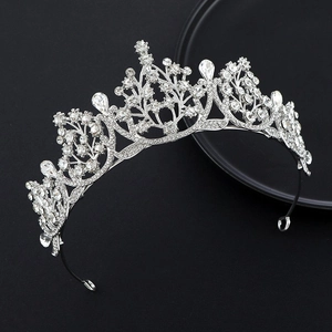 Corona elegante de plata y cristal con diamantes de pera sobre un fondo negro